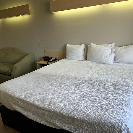 Days Inn & Suites By Wyndham Hutchinson Extérieur photo