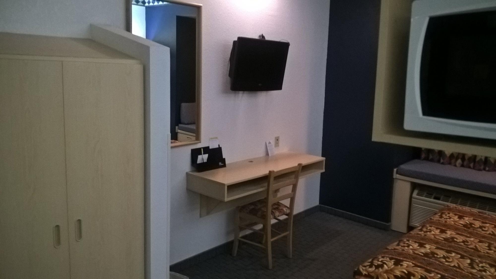 Days Inn & Suites By Wyndham Hutchinson Extérieur photo