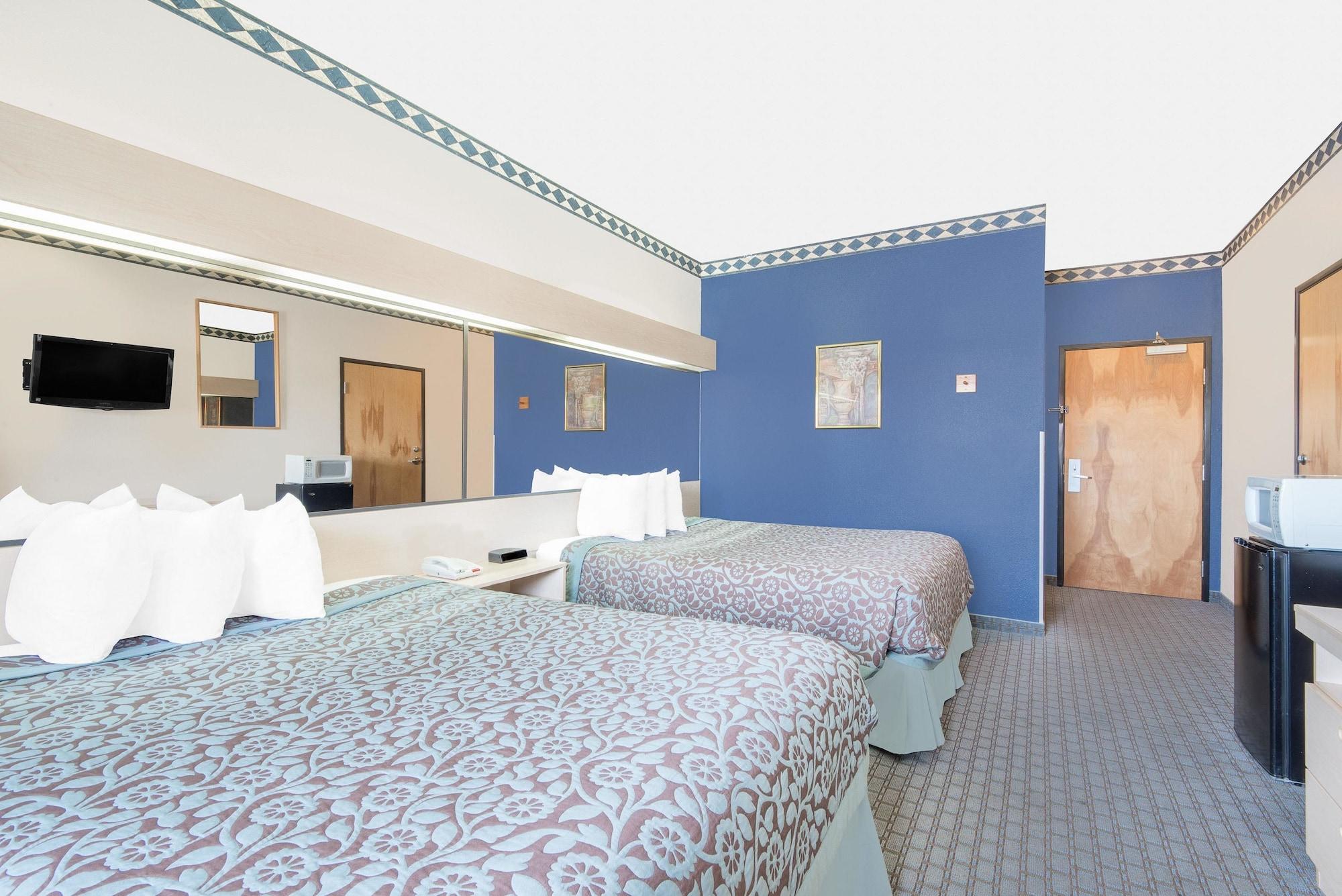 Days Inn & Suites By Wyndham Hutchinson Extérieur photo