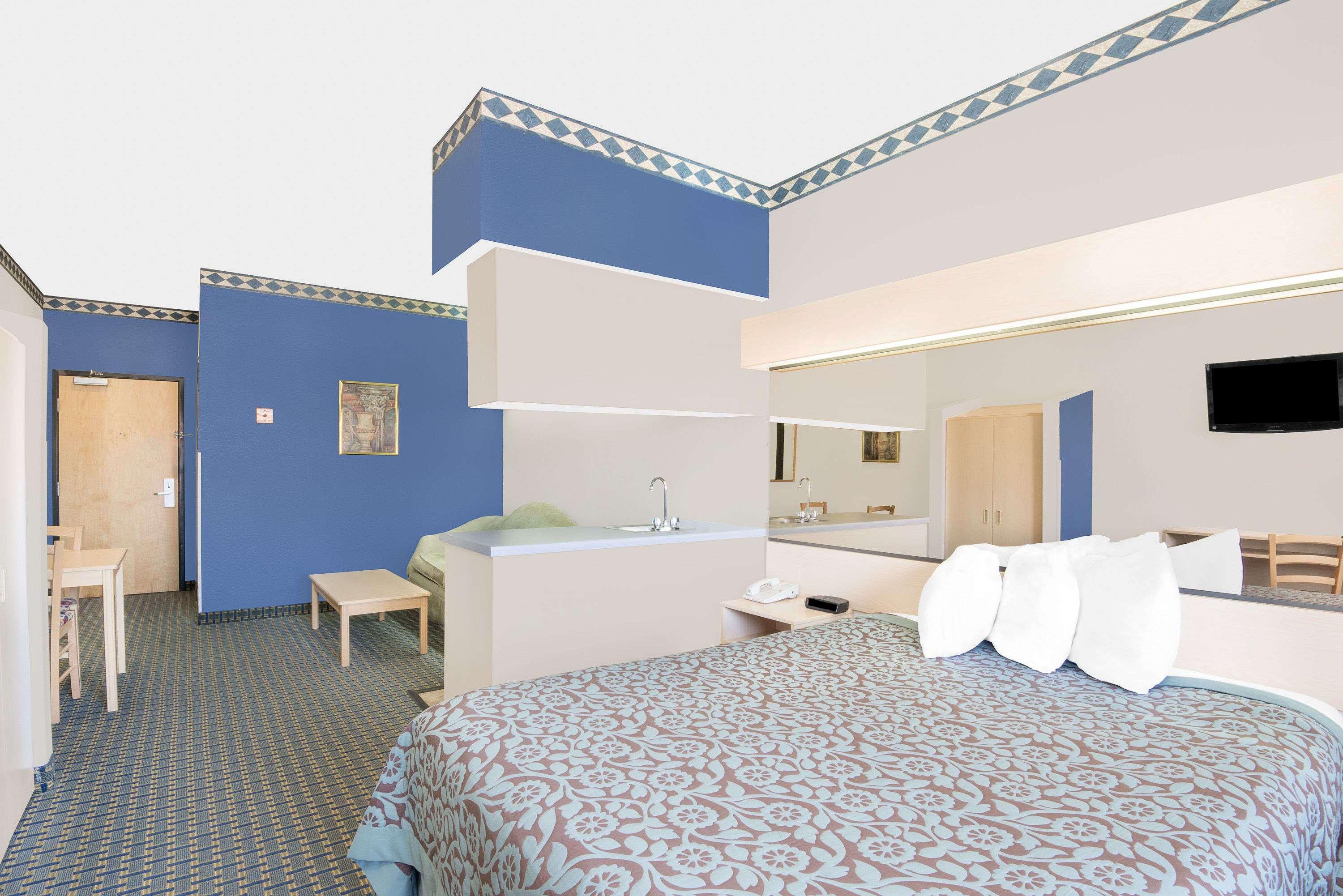 Days Inn & Suites By Wyndham Hutchinson Extérieur photo