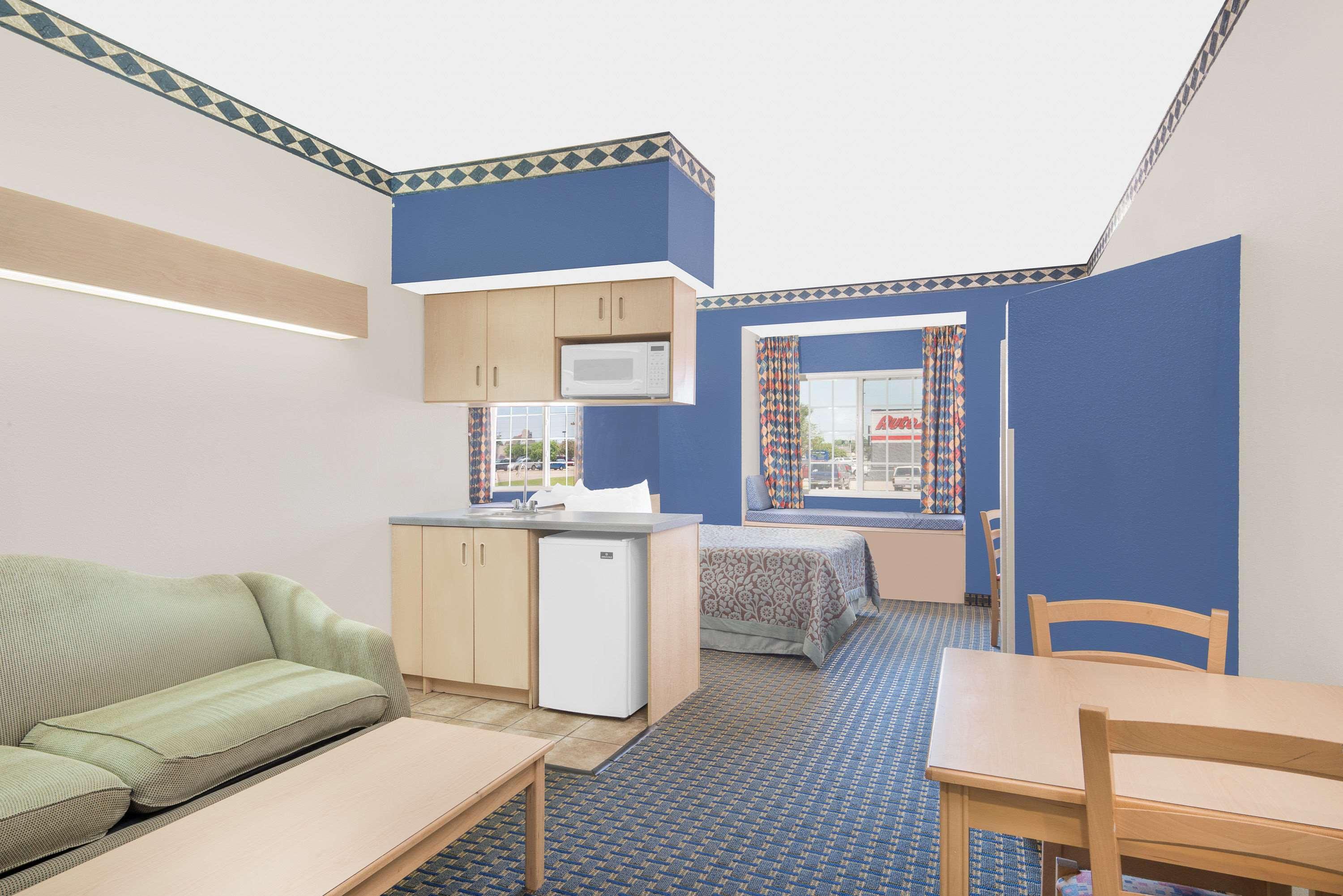 Days Inn & Suites By Wyndham Hutchinson Extérieur photo
