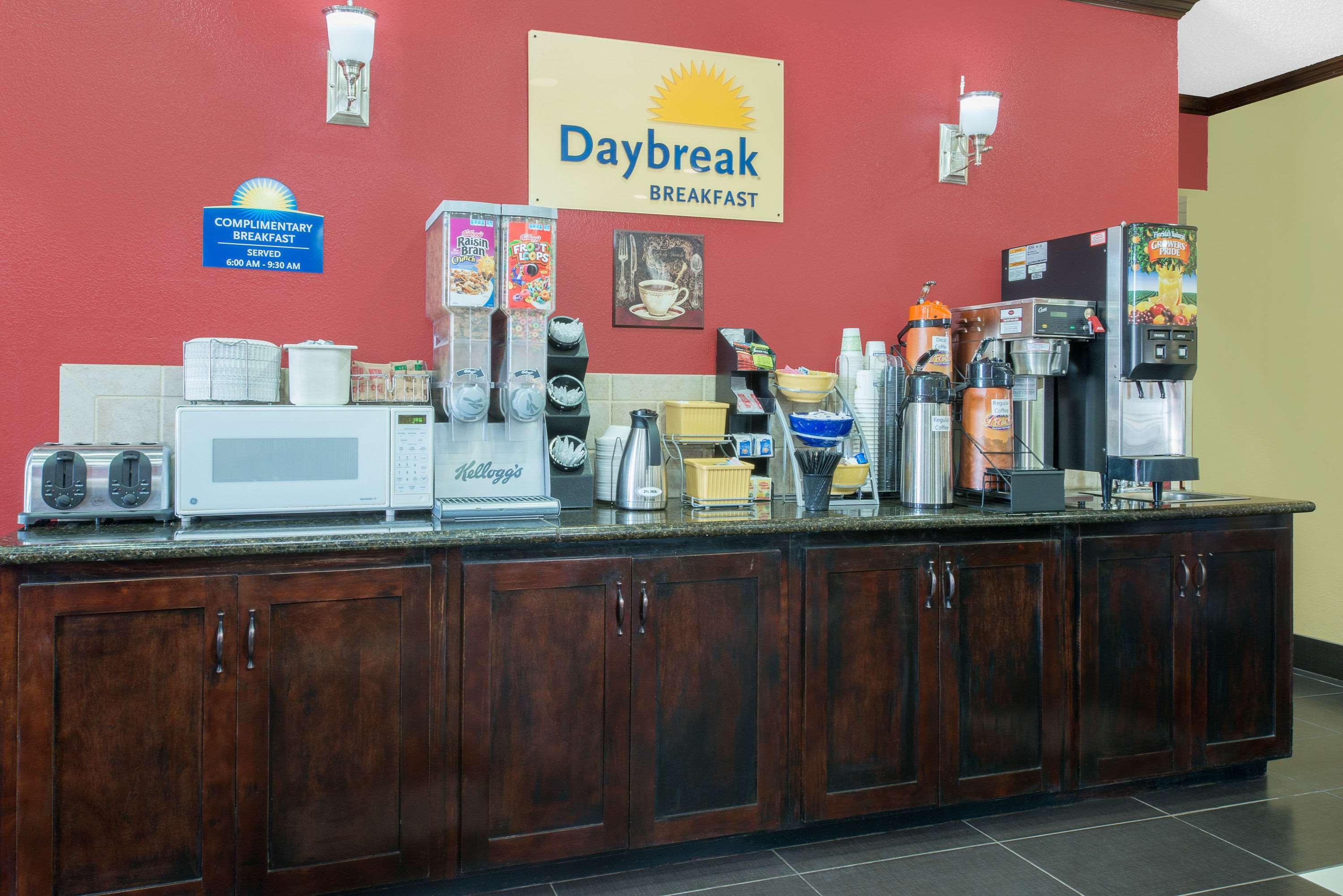 Days Inn & Suites By Wyndham Hutchinson Extérieur photo