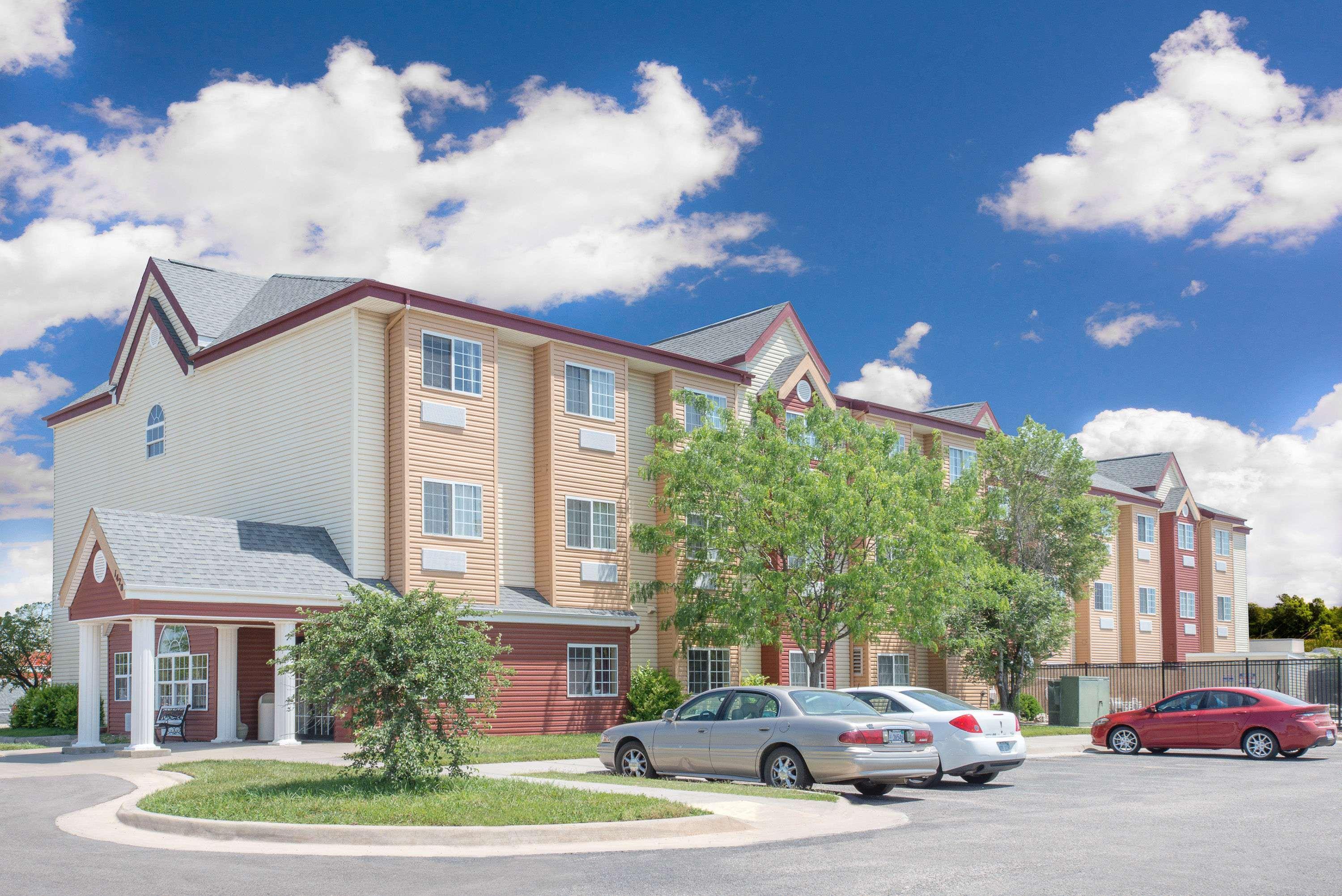 Days Inn & Suites By Wyndham Hutchinson Extérieur photo