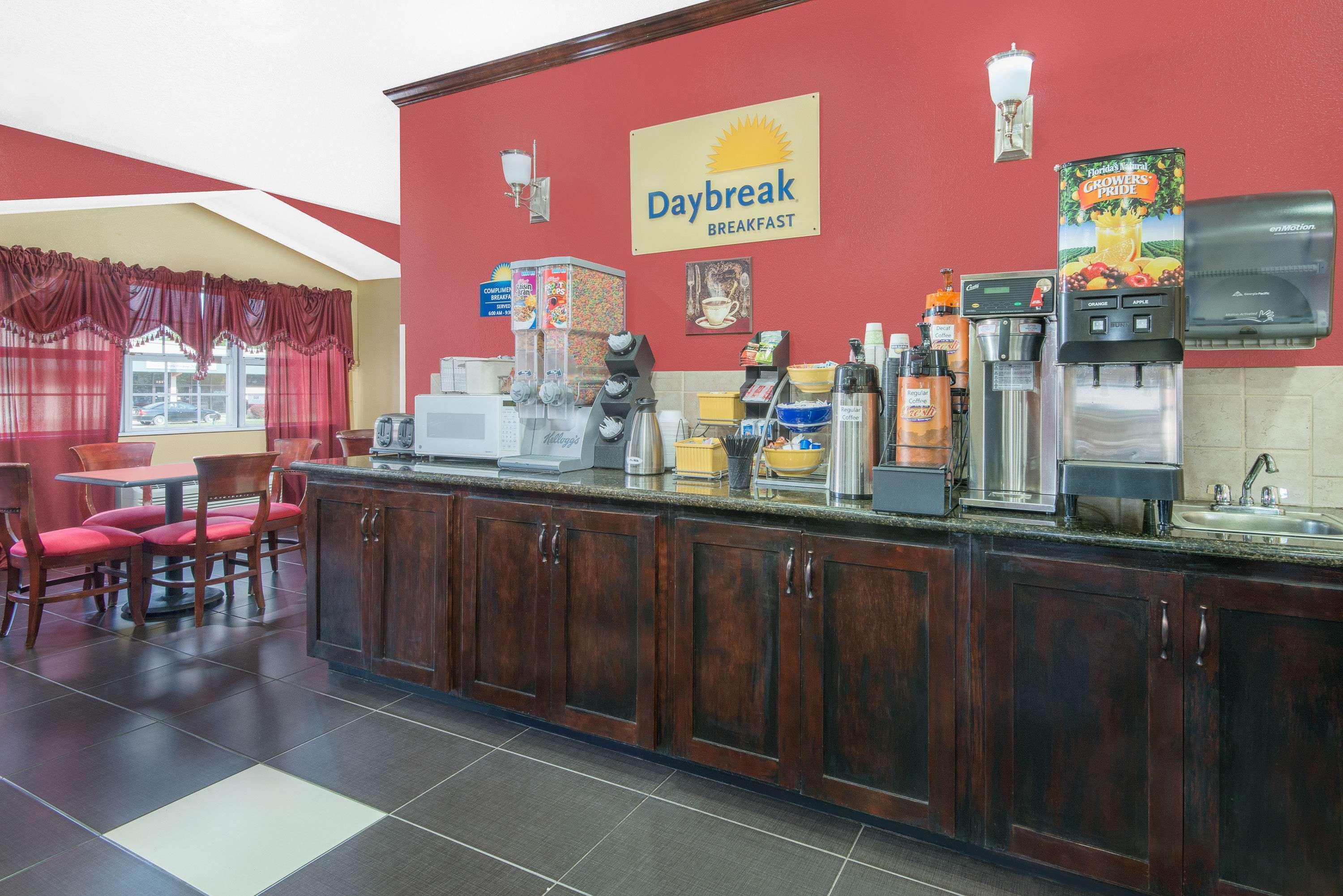 Days Inn & Suites By Wyndham Hutchinson Extérieur photo
