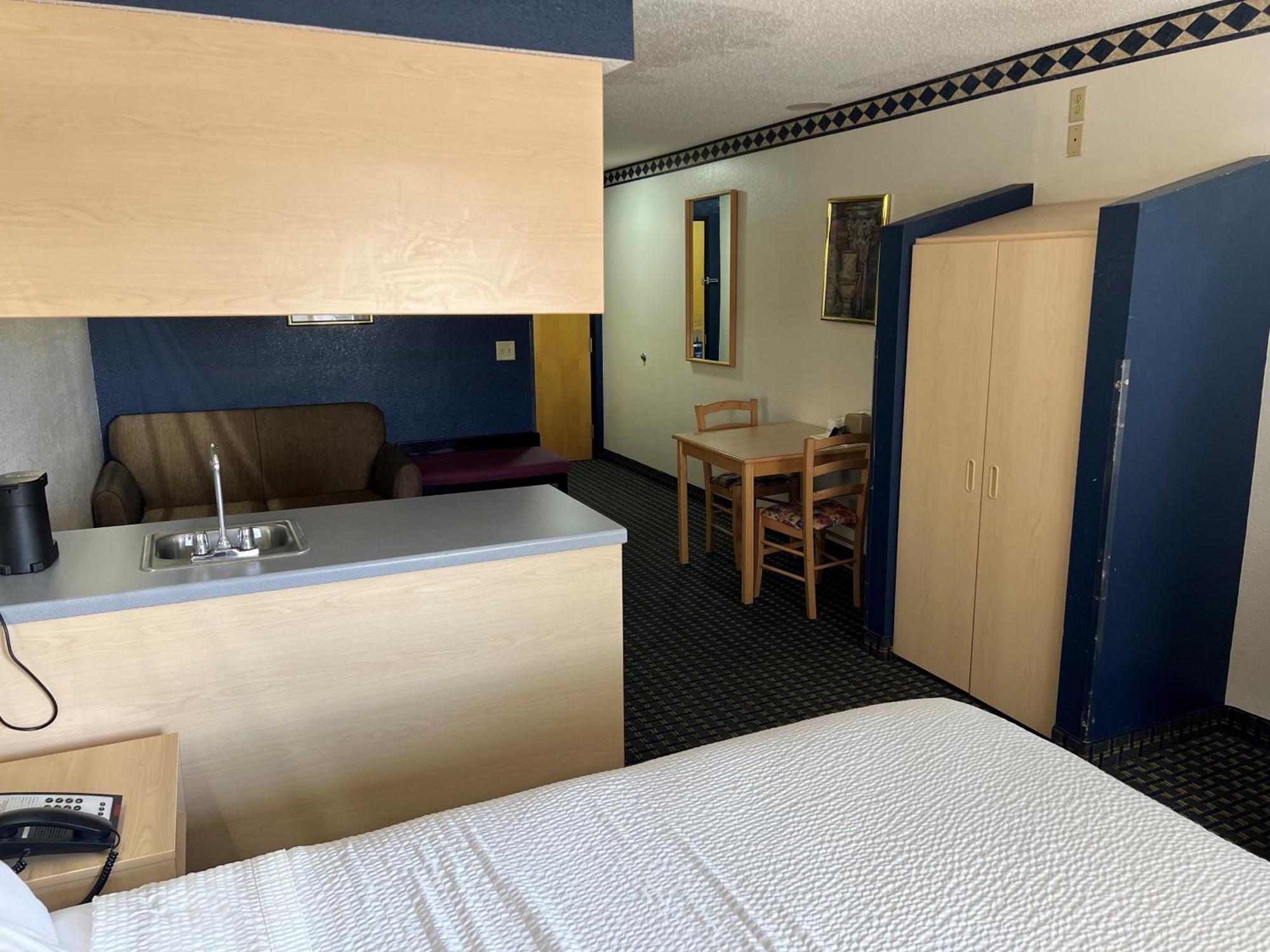 Days Inn & Suites By Wyndham Hutchinson Extérieur photo