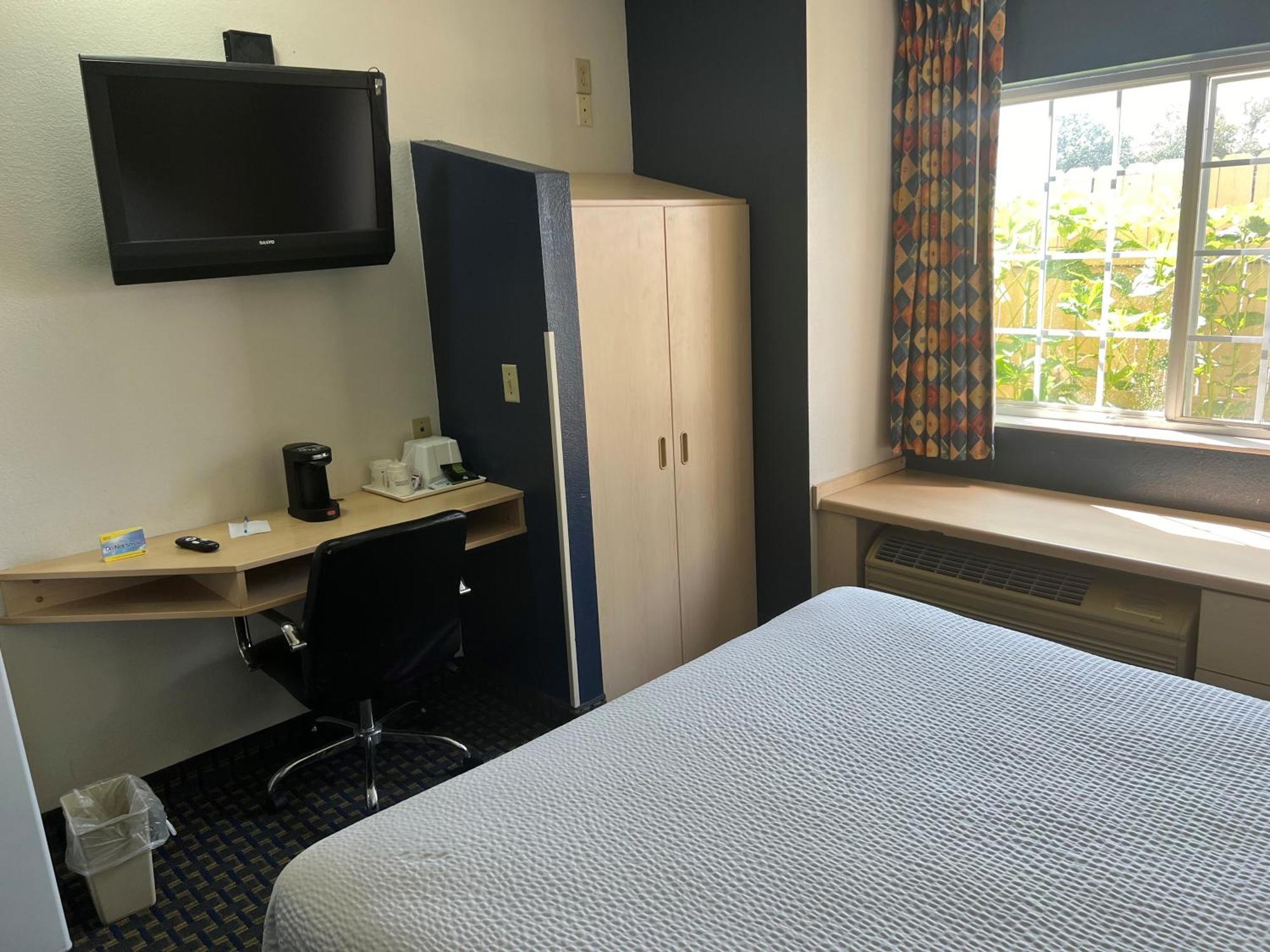 Days Inn & Suites By Wyndham Hutchinson Extérieur photo