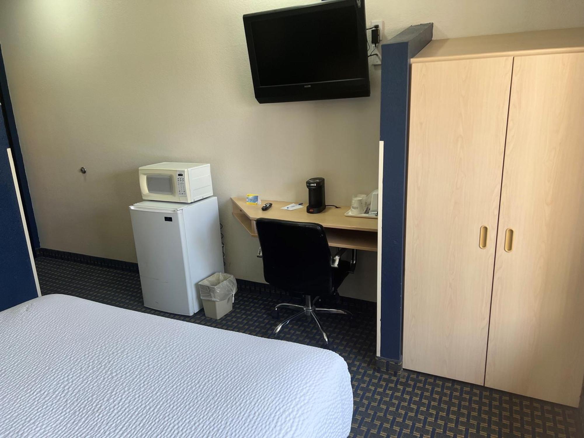 Days Inn & Suites By Wyndham Hutchinson Extérieur photo