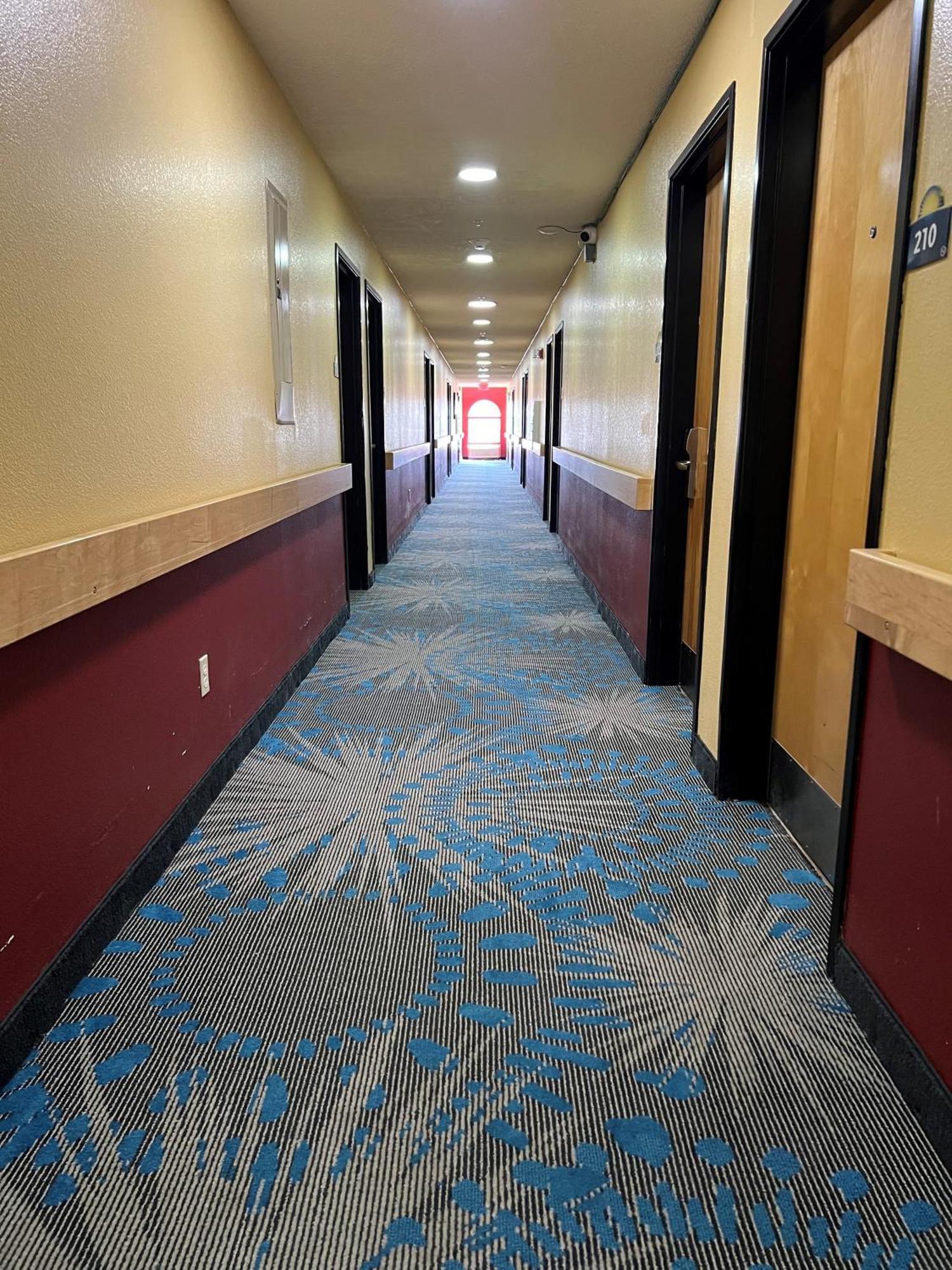 Days Inn & Suites By Wyndham Hutchinson Extérieur photo