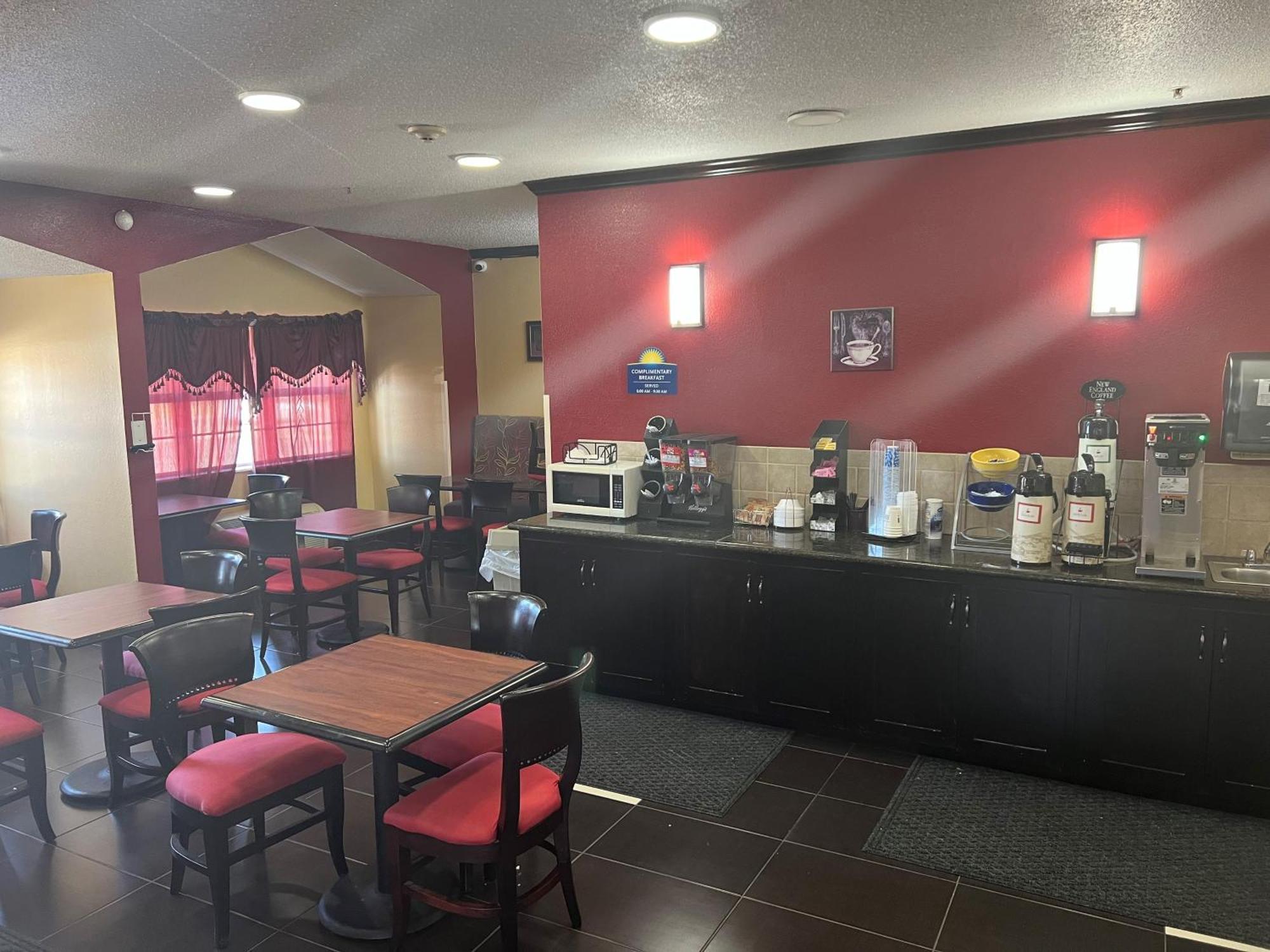 Days Inn & Suites By Wyndham Hutchinson Extérieur photo