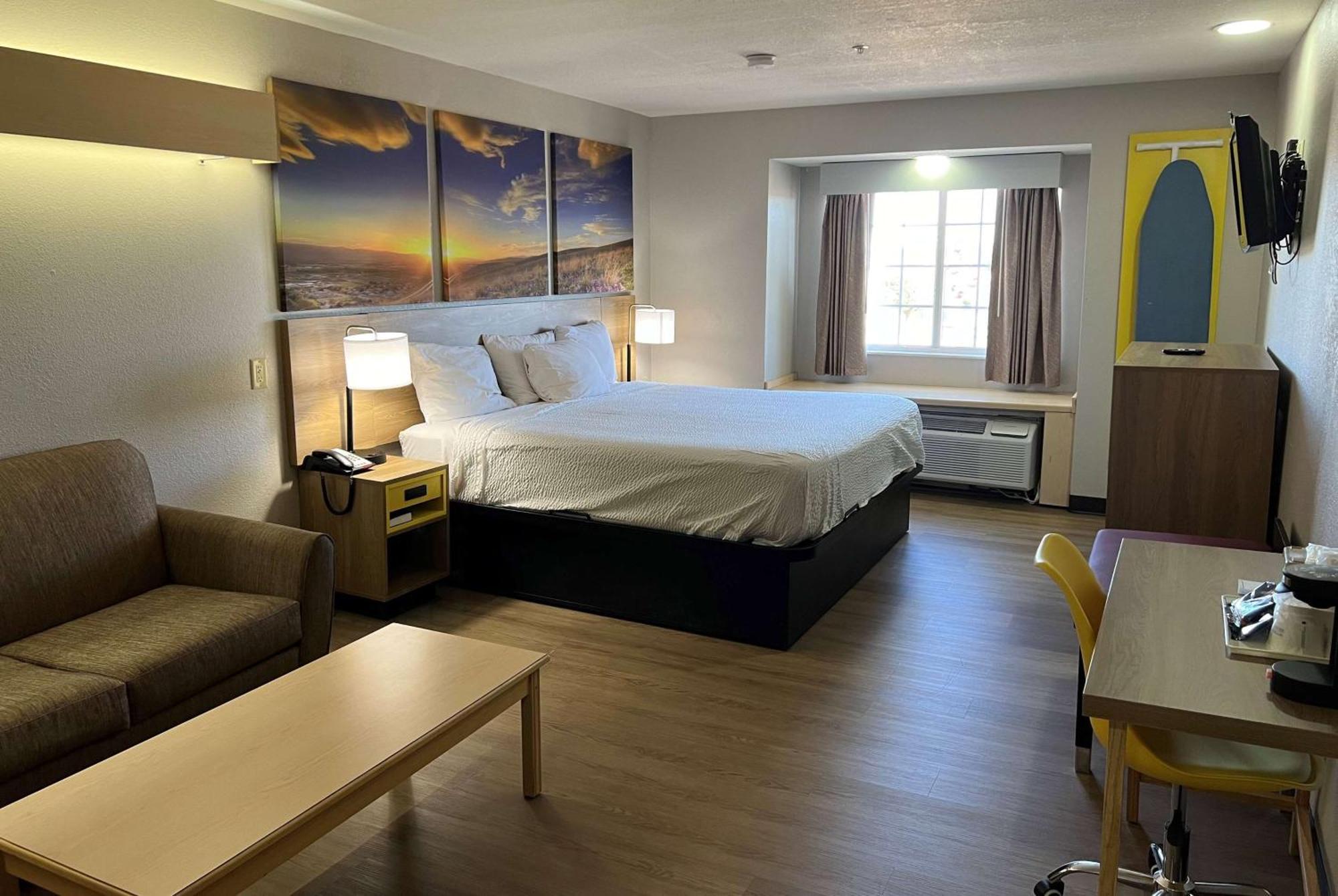 Days Inn & Suites By Wyndham Hutchinson Extérieur photo