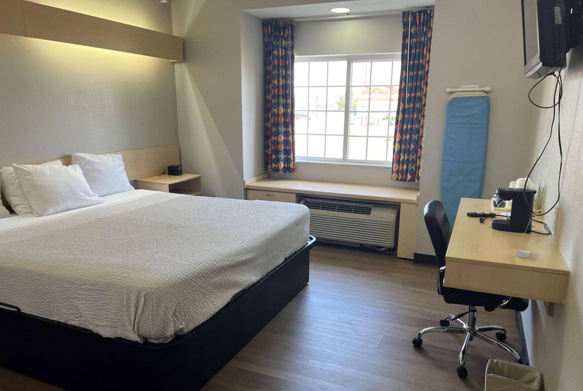 Days Inn & Suites By Wyndham Hutchinson Extérieur photo
