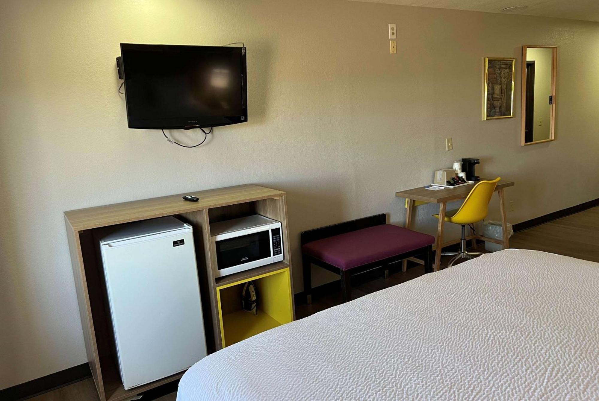 Days Inn & Suites By Wyndham Hutchinson Extérieur photo
