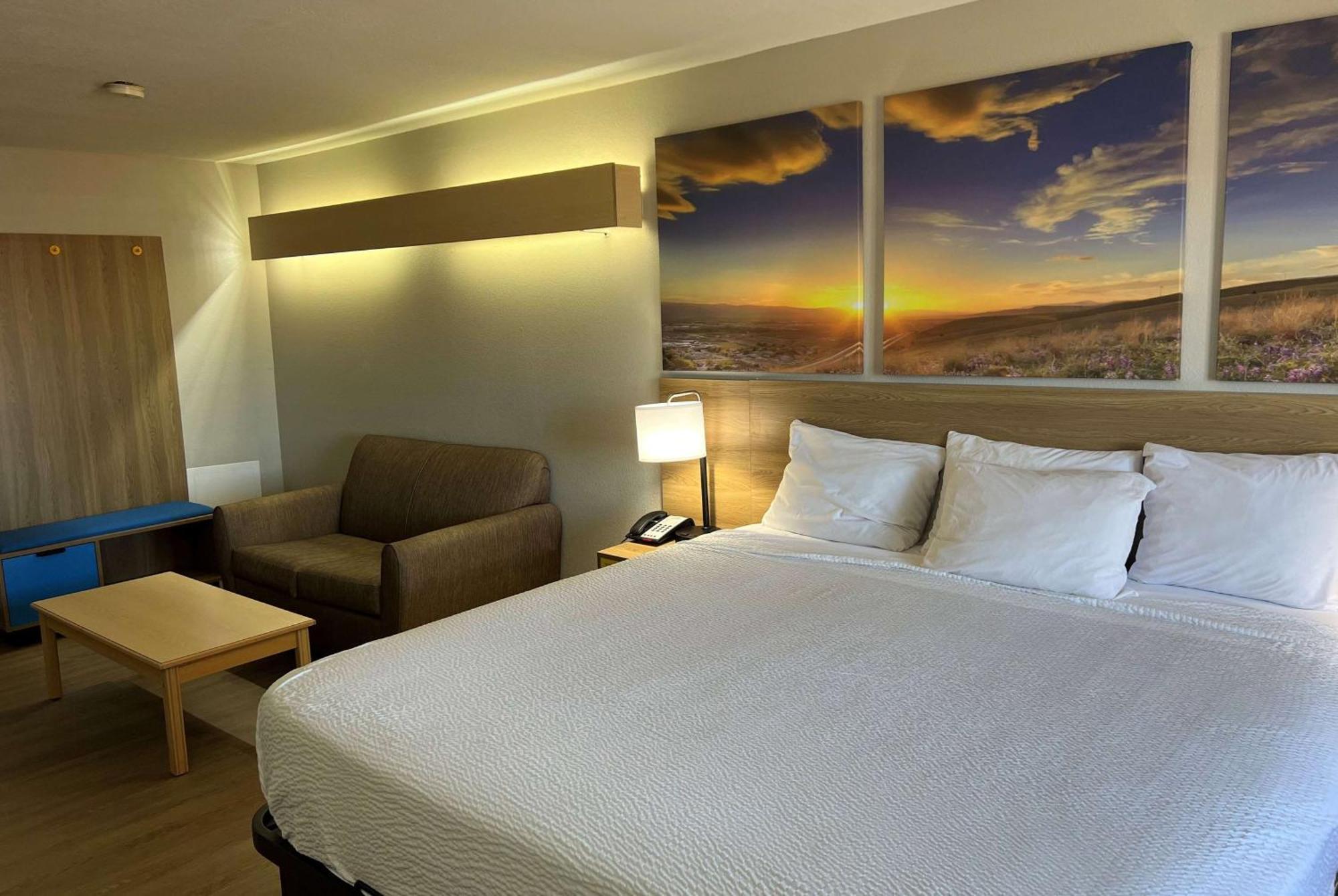 Days Inn & Suites By Wyndham Hutchinson Extérieur photo