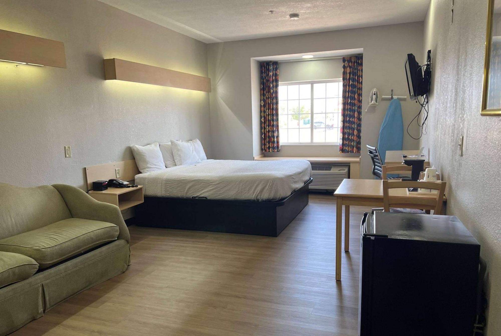 Days Inn & Suites By Wyndham Hutchinson Extérieur photo
