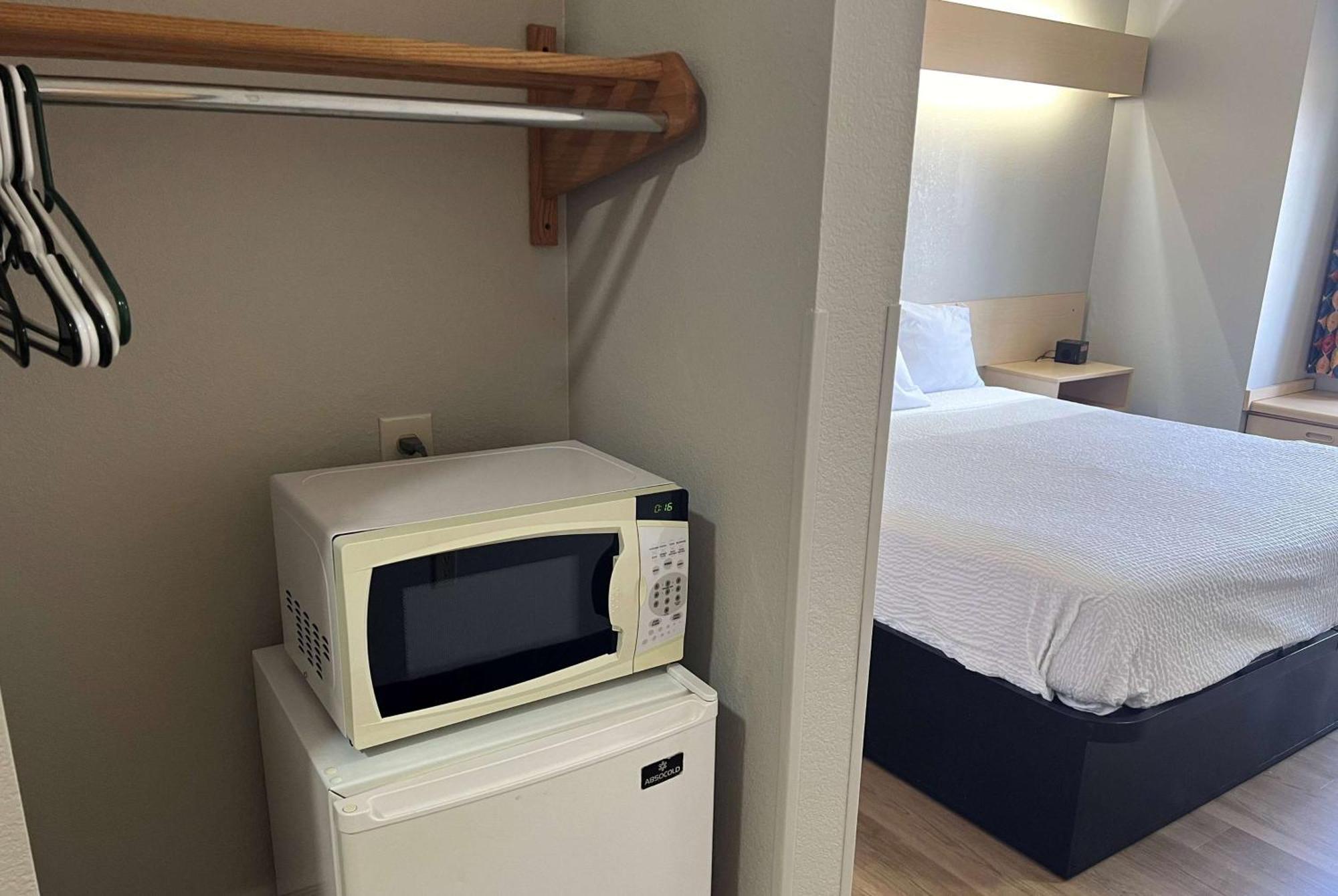 Days Inn & Suites By Wyndham Hutchinson Extérieur photo