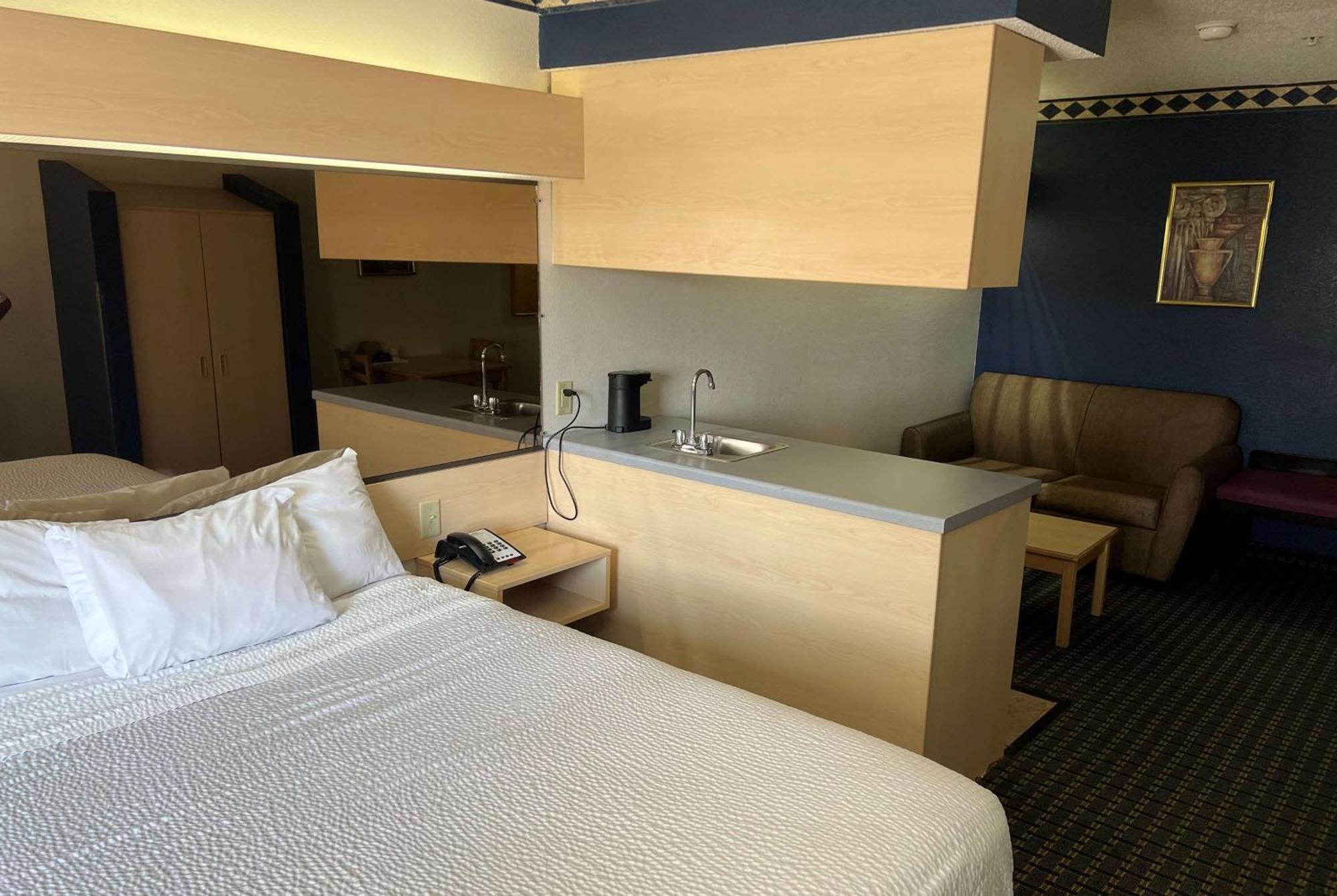 Days Inn & Suites By Wyndham Hutchinson Extérieur photo