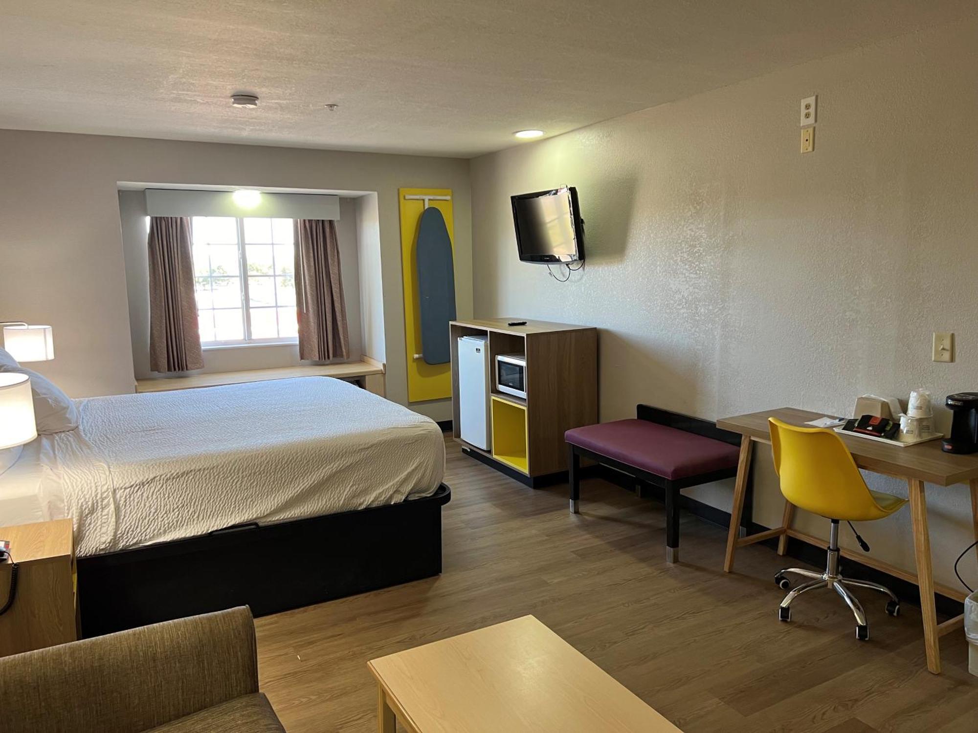 Days Inn & Suites By Wyndham Hutchinson Extérieur photo