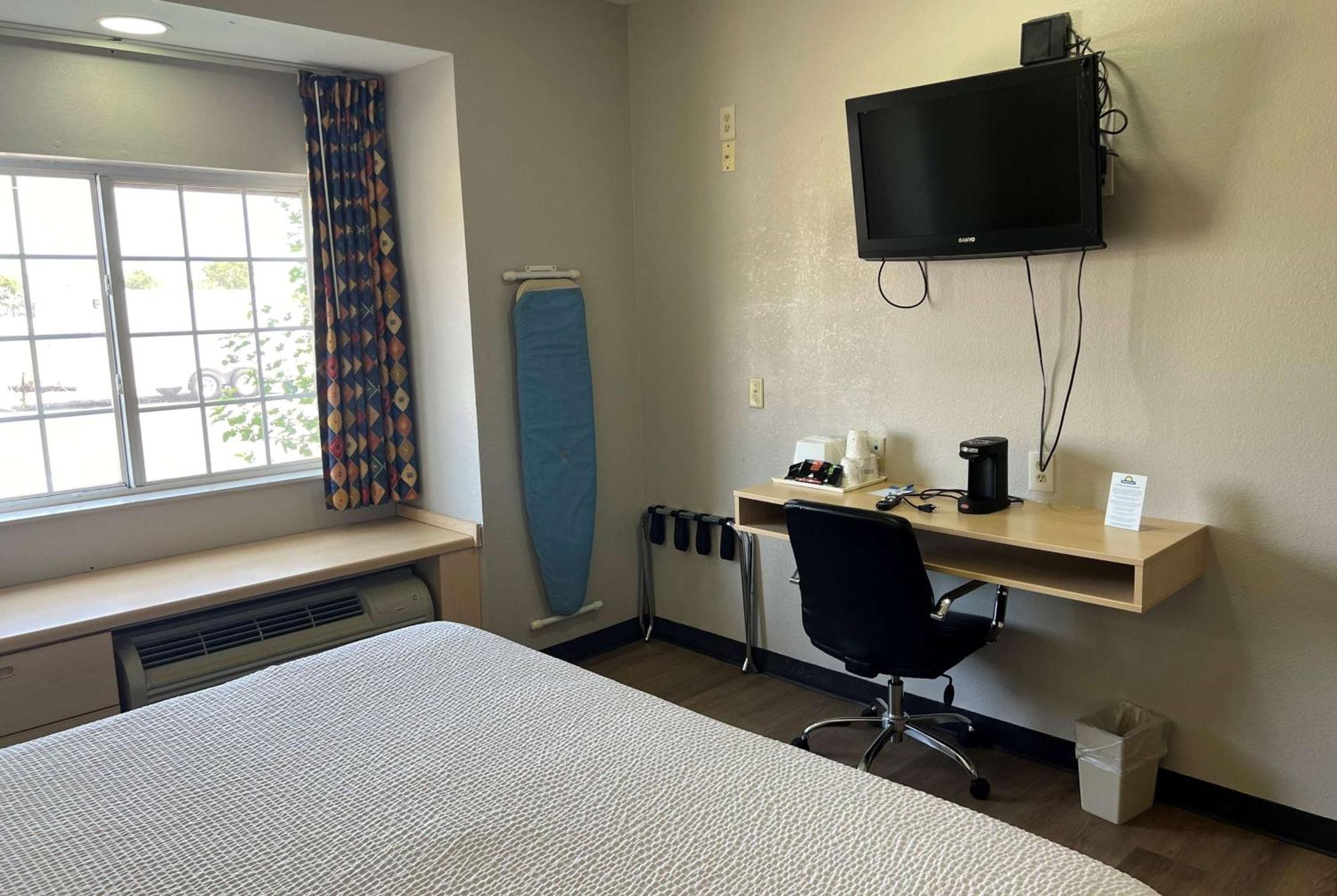 Days Inn & Suites By Wyndham Hutchinson Extérieur photo