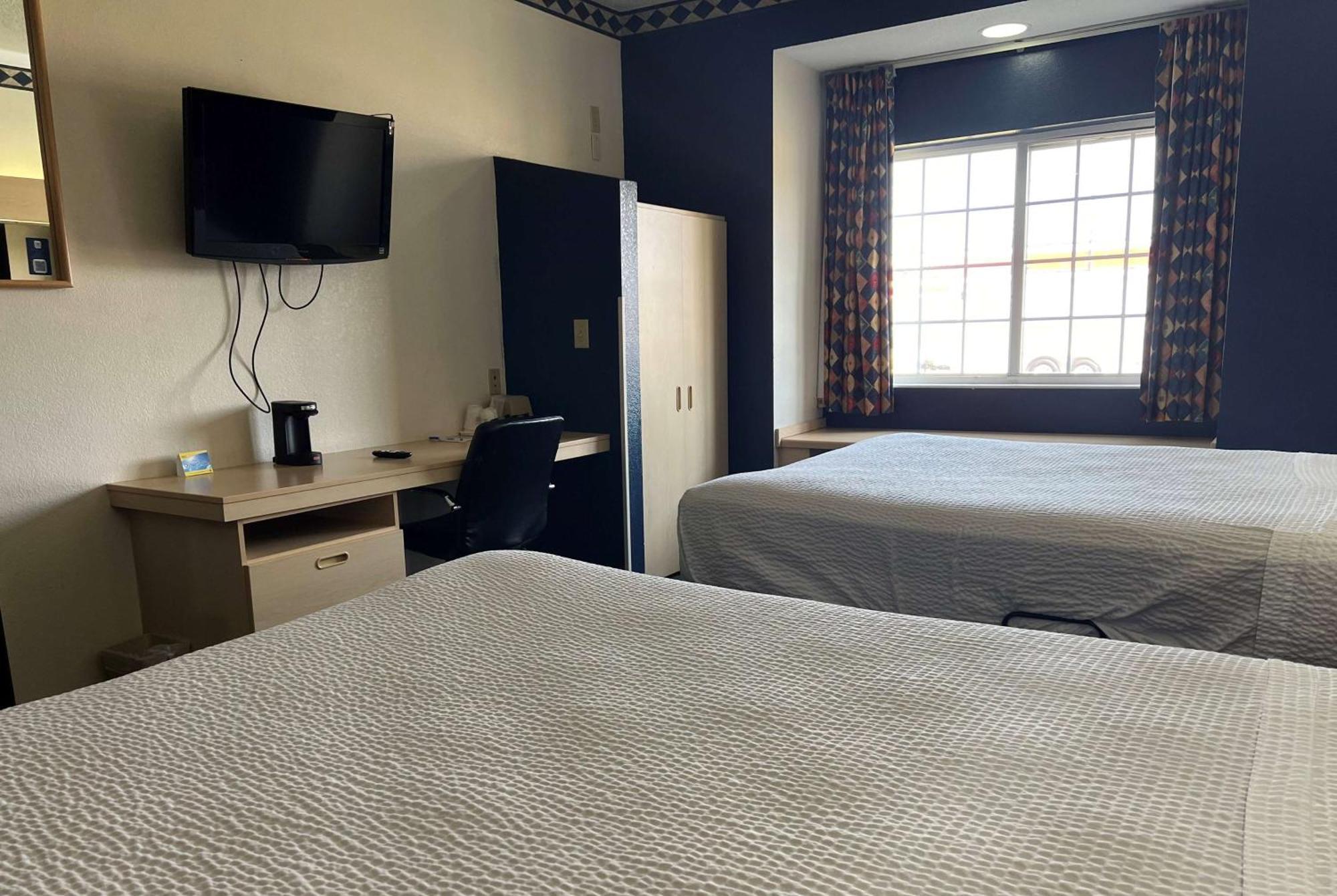 Days Inn & Suites By Wyndham Hutchinson Extérieur photo