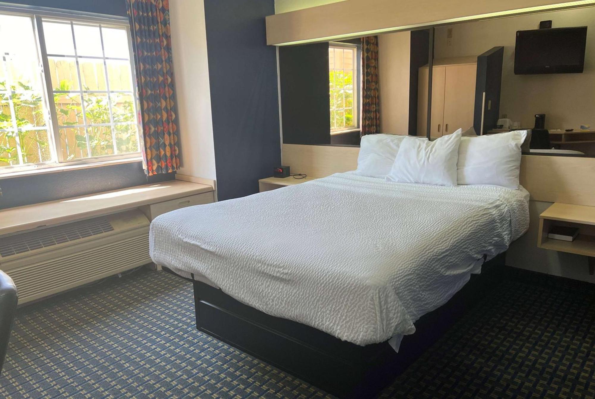 Days Inn & Suites By Wyndham Hutchinson Extérieur photo