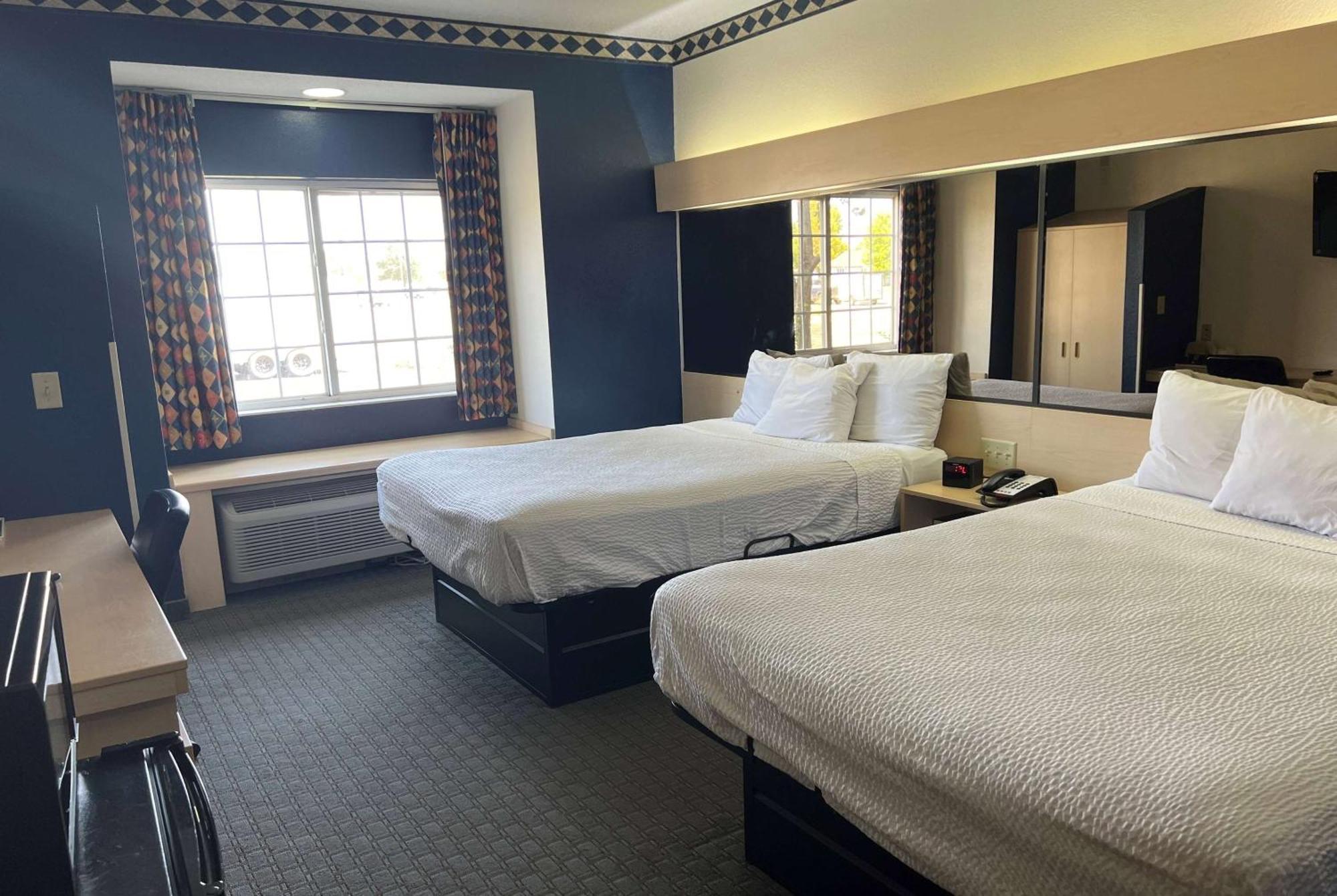 Days Inn & Suites By Wyndham Hutchinson Extérieur photo