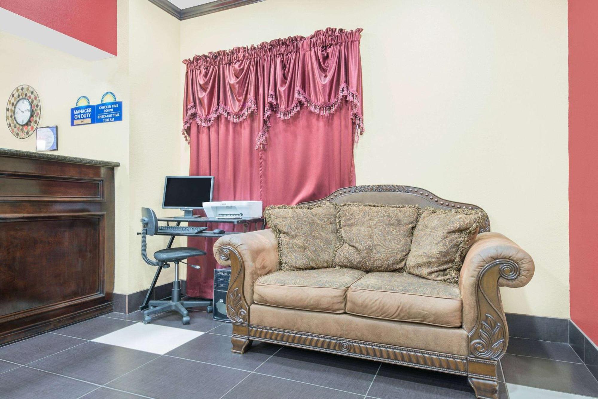 Days Inn & Suites By Wyndham Hutchinson Extérieur photo