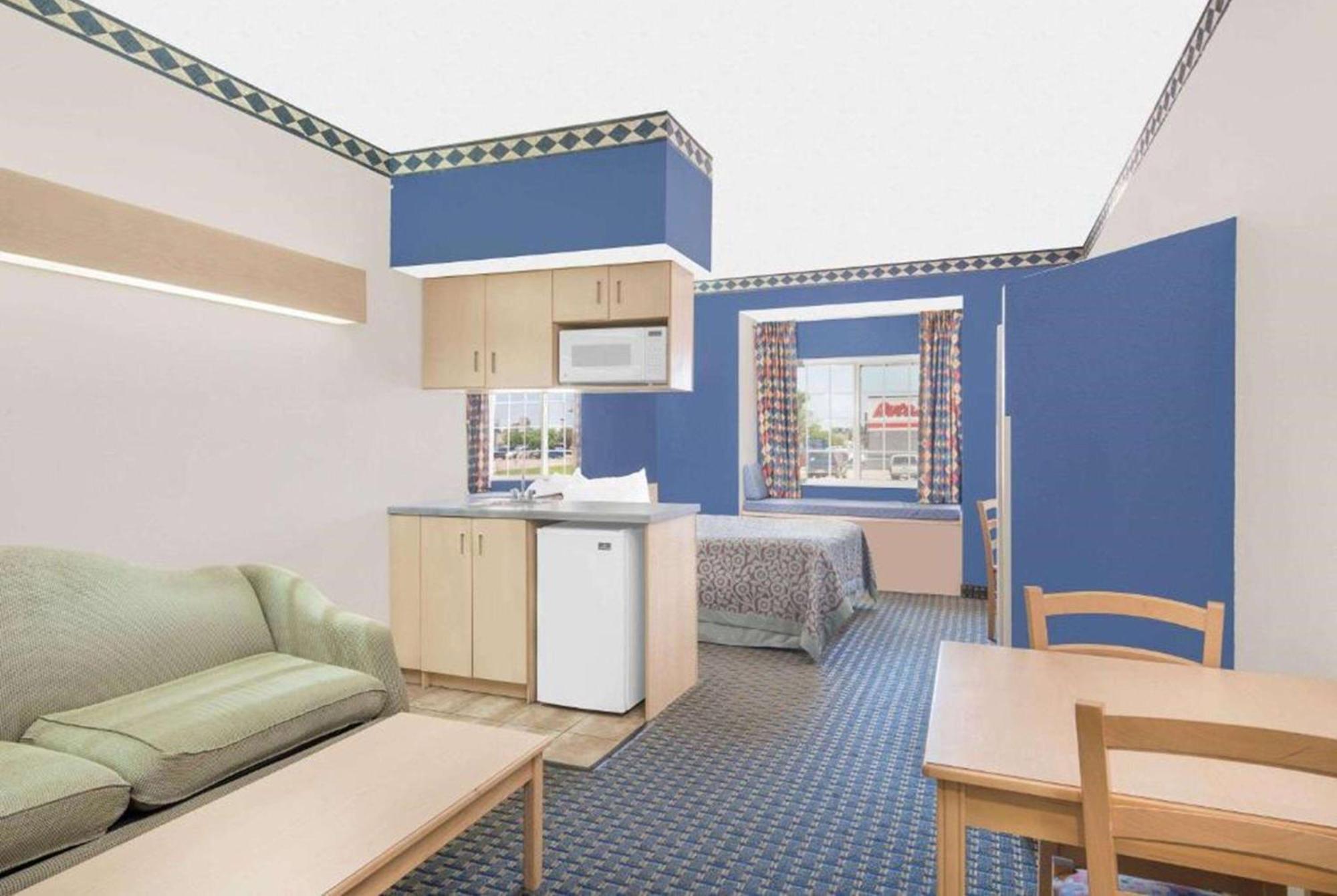 Days Inn & Suites By Wyndham Hutchinson Extérieur photo