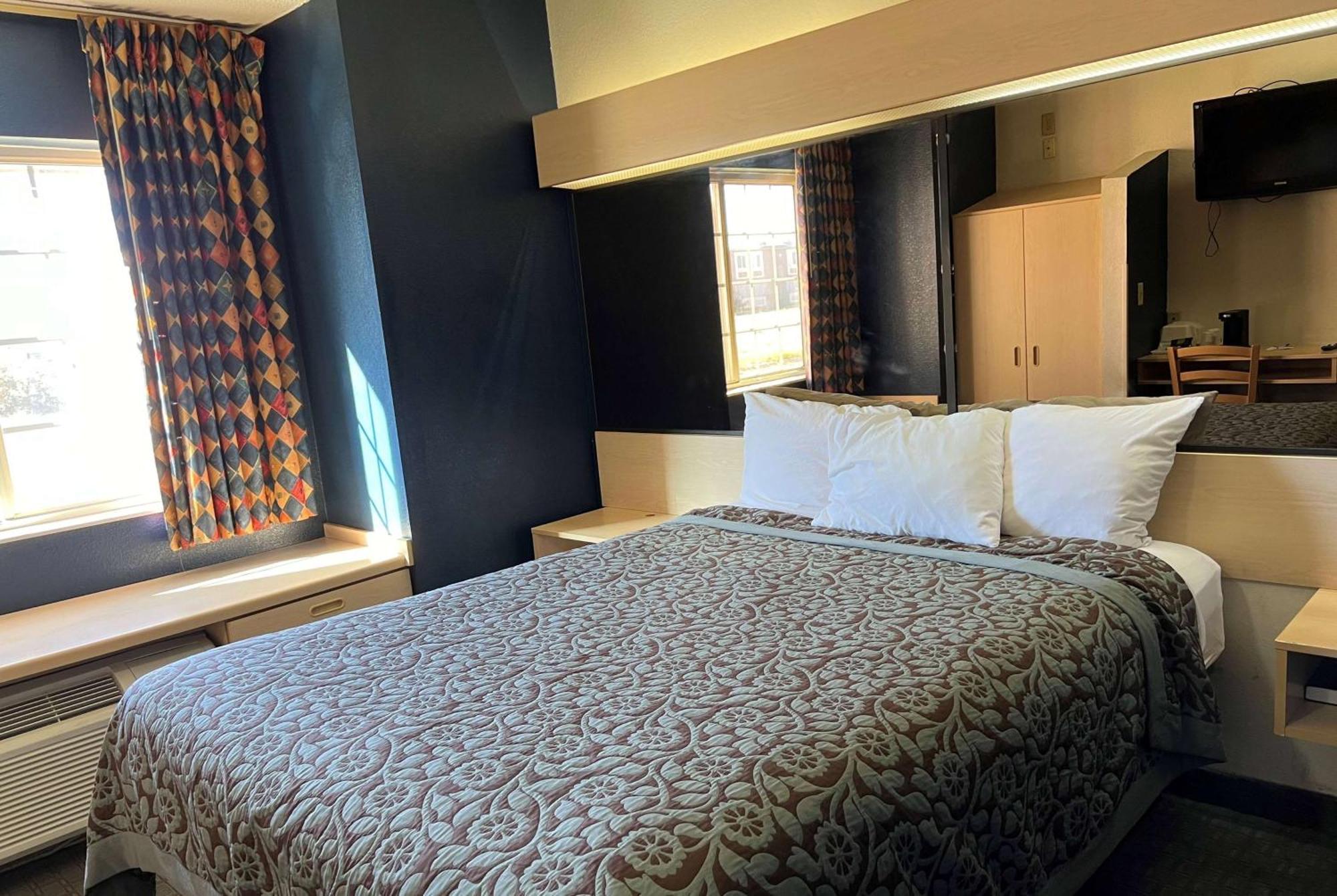 Days Inn & Suites By Wyndham Hutchinson Extérieur photo