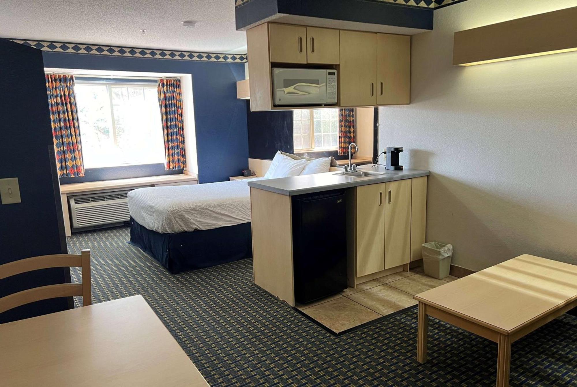 Days Inn & Suites By Wyndham Hutchinson Extérieur photo