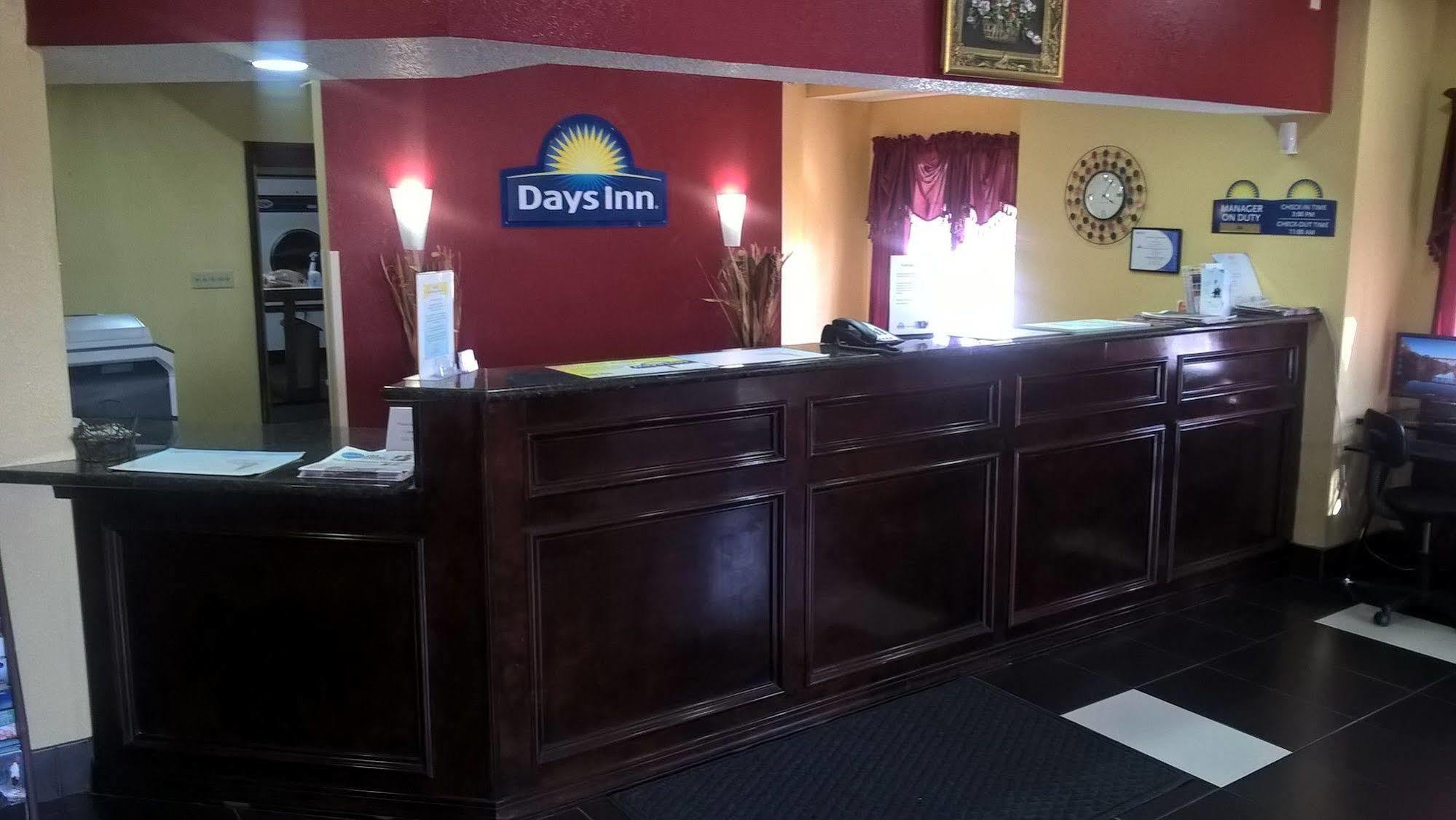 Days Inn & Suites By Wyndham Hutchinson Extérieur photo