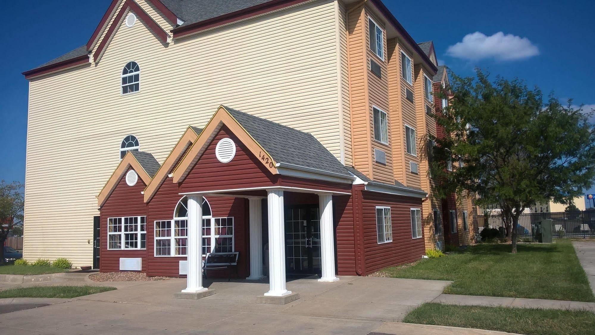 Days Inn & Suites By Wyndham Hutchinson Extérieur photo